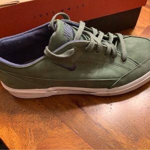 New never worn women’s Nike sneakers